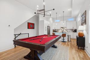 Stylish Multi-Level Retreat Rooftop & Pool Table