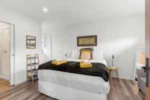 Beverley Hills Studio Apartment - Shared Pool and Hot Tub - Whiritoa