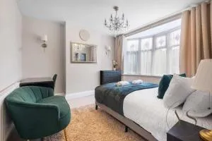 Family 5BR Home - Near M6, Parking & WiFi - 沃尔索尔