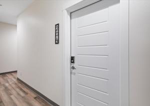 Summer at The Golden Goose including King Bed, Parking, Security and Laundry