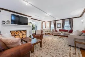 - King Bed - Massive Yard - Fully-Equipped Condo - - 西邓迪