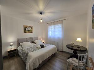 Maisons de vacances Maison spacieuse avec piscine, salle de sport, et equipements complets a Villamblard - FR-1-616-2 : photos des chambres