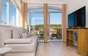 Sun-Kissed Apartment 