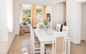 Sun-Kissed Apartment 