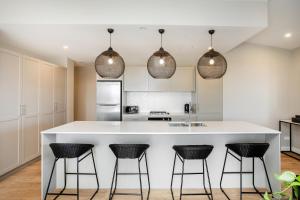 Spacious Penthouse Huge Balconies Views to Harbour & Beach Sleeps 6