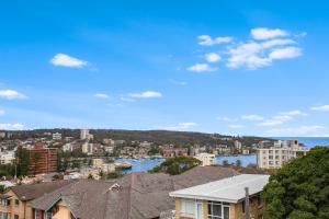 Spacious Penthouse Huge Balconies Views to Harbour & Beach Sleeps 6