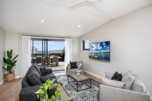 Spacious Penthouse Huge Balconies Views to Harbour & Beach Sleeps 6