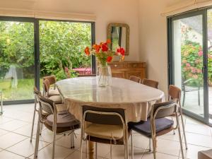 Maisons de vacances Maison familiale renovee a 150m des criques, 4 chambres, jardin prive, cheminee, parking, WiFi - FR-1-349-222 : photos des chambres
