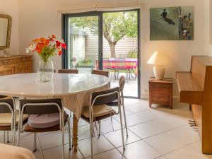 Maisons de vacances Maison familiale renovee a 150m des criques, 4 chambres, jardin prive, cheminee, parking, WiFi - FR-1-349-222 : photos des chambres