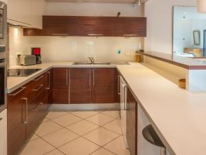 Maisons de vacances Maison familiale renovee a 150m des criques, 4 chambres, jardin prive, cheminee, parking, WiFi - FR-1-349-222 : photos des chambres