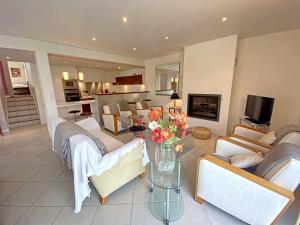 Maisons de vacances Maison familiale renovee a 150m des criques, 4 chambres, jardin prive, cheminee, parking, WiFi - FR-1-349-222 : photos des chambres