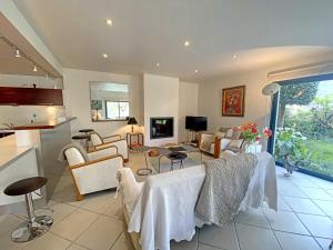 Maisons de vacances Maison familiale renovee a 150m des criques, 4 chambres, jardin prive, cheminee, parking, WiFi - FR-1-349-222 : photos des chambres