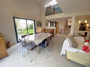 Maisons de vacances Maison familiale renovee a 150m des criques, 4 chambres, jardin prive, cheminee, parking, WiFi - FR-1-349-222 : photos des chambres