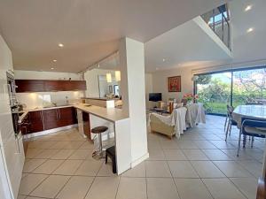 Maisons de vacances Maison familiale renovee a 150m des criques, 4 chambres, jardin prive, cheminee, parking, WiFi - FR-1-349-222 : photos des chambres