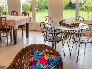Maisons de vacances Maison familiale en front de mer a Larmor-Plage - 9 couchages, proche du centre et du casino - FR-1-349-223 : photos des chambres