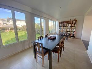 Maisons de vacances Maison familiale en front de mer a Larmor-Plage - 9 couchages, proche du centre et du casino - FR-1-349-223 : photos des chambres