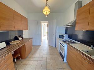 Maisons de vacances Maison familiale en front de mer a Larmor-Plage - 9 couchages, proche du centre et du casino - FR-1-349-223 : photos des chambres