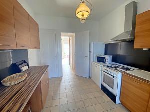 Maisons de vacances Maison familiale en front de mer a Larmor-Plage - 9 couchages, proche du centre et du casino - FR-1-349-223 : photos des chambres