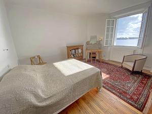 Maisons de vacances Maison familiale en front de mer a Larmor-Plage - 9 couchages, proche du centre et du casino - FR-1-349-223 : photos des chambres
