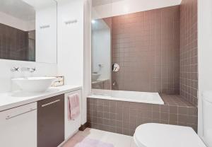 Premiere Port Melbourne Executive Apt near beach!