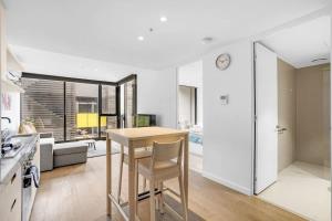 ErgoModern NorthMelbourne Apt w balcony pool gym