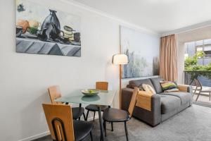 Central Sydney 1BR unit with Pool Gym Parking!