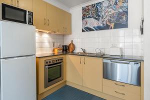 Central Sydney 1BR unit with Pool Gym Parking!