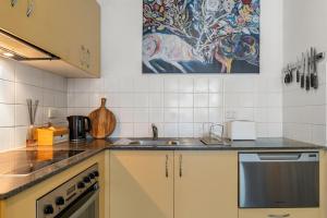 Central Sydney 1BR unit with Pool Gym Parking!