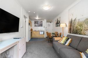 Central Sydney 1BR unit with Pool Gym Parking!