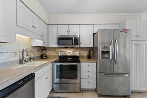 APATB IV on Shore Dr! 2 Bedroom Oceanview Unit!