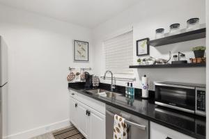 Cozy UF Condo - Near Shands UF VA on Archer Road !