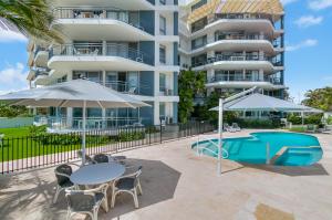 Oceanside Resort - Absolute Beachfront Apartments