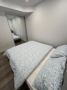 Cozy 2 Bedrooms Modern Basement Suite with Private entrance, Kitchen and parking