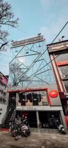 HOTEL SKY PARK INN- 2 Mins to Tenjing Norgey Bus Stand, And 5 Mins to Siliguri Station - Bāghdogra