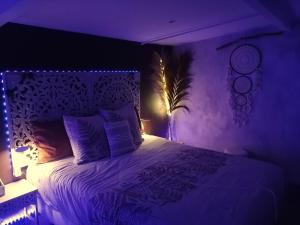 B&B / Chambres d'hotes Une Cle Pour Deux - Chambre romantique avec Patio & Spa privatifs : photos des chambres