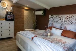 B&B / Chambres d'hotes Une Cle Pour Deux - Chambre romantique avec Patio & Spa privatifs : photos des chambres