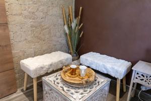 B&B / Chambres d'hotes Une Cle Pour Deux - Chambre romantique avec Patio & Spa privatifs : photos des chambres