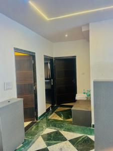 Hotel Shri Gaumukh -near shrinath ji temple ,5 minute walking distance