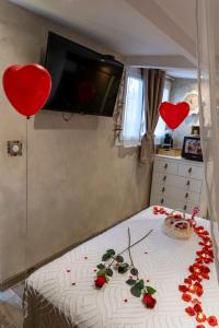 B&B / Chambres d'hotes Une Cle Pour Deux - Chambre romantique avec Patio & Spa privatifs : photos des chambres