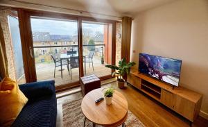 GreenGage Tree Stylish 2 Bedroom with Balcony & Parking