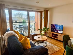 GreenGage Tree Stylish 2 Bedroom with Balcony & Parking