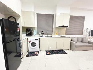 Up to 5 Pax,1Bedroom- above Paradigm mall & Escape JB