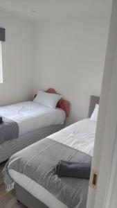 Enfield 5 bedroom - sleeps 6