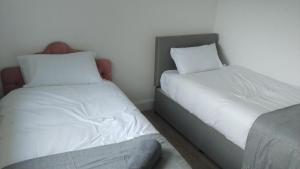Enfield 5 bedroom - sleeps 6