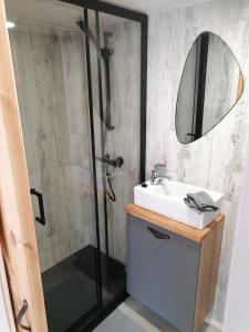 Chalets Camping le Trejeux - Petit Chalet : photos des chambres