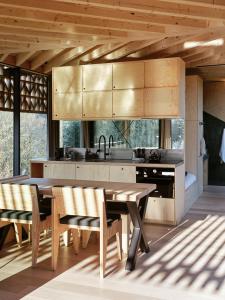 Hutstuf - The Badger & hottub