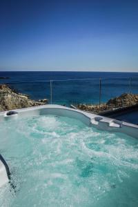 Aquamarine Luxury Suites - 4hvězdičkové hotely ve městě Archangelos