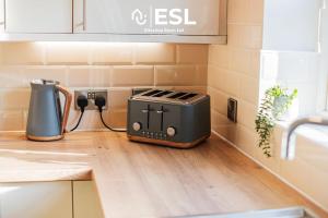 4 bedroom house in Shrewsbury with parking