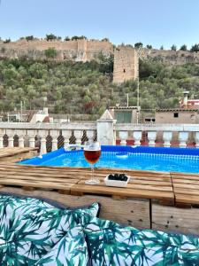 Casa con jacuzzi y piscina con vistas al castillo