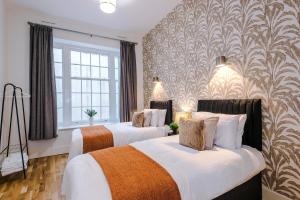 Stylish Modern Retreat in Central York -Pool Table